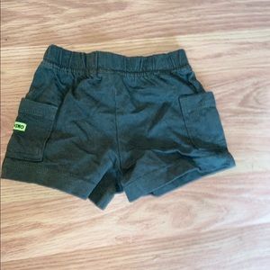 Carters boys green shorts size:3 months